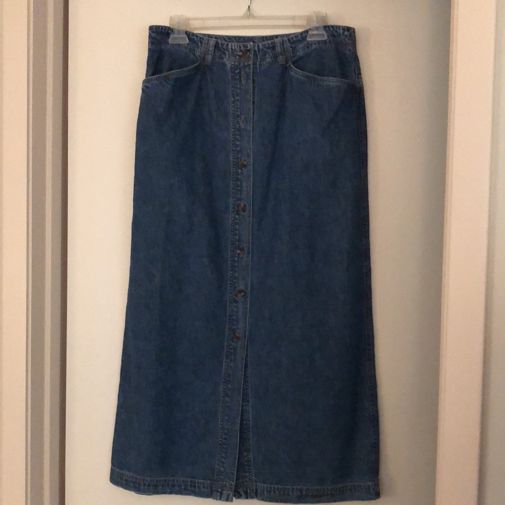 Jones of NY Sport; Blue Denim Skirt in Size 10.